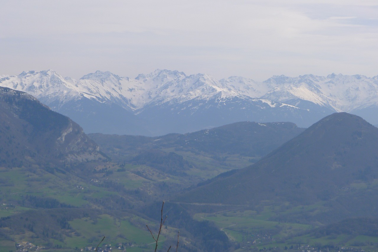 Vue les vallons nord de Belledonne depuis les Grands Moulins jusqu'au Puy Gris et la Pointe de Comberousse.