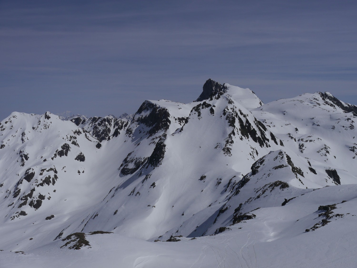 Grand Pic de Belledonne, derrière le Pic du Grand Doménon