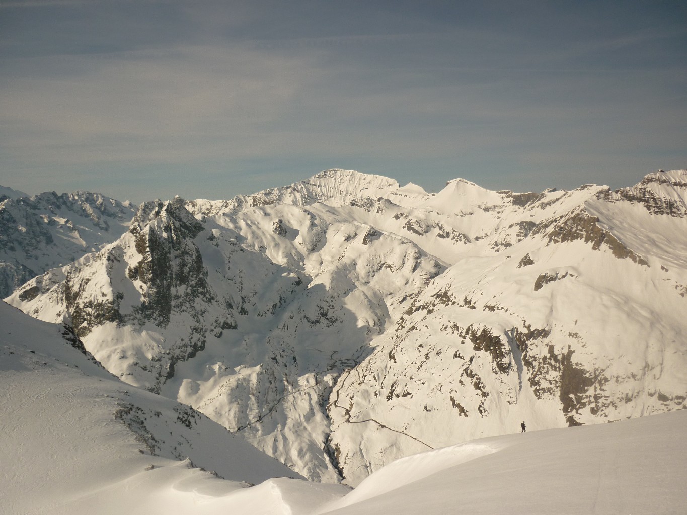 On est bien petit devant une grande montagne