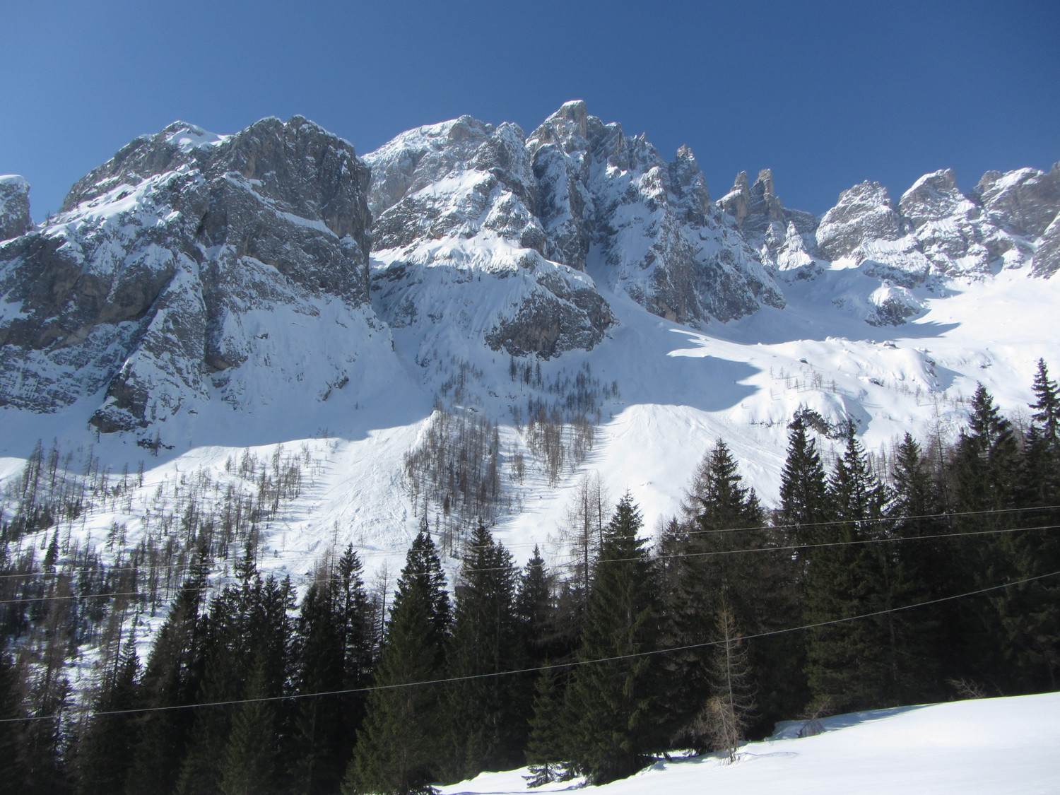 L'anfiteatro di fronte al Rif. Lunelli salendo alla Forcella dei Fulmini di Popera.