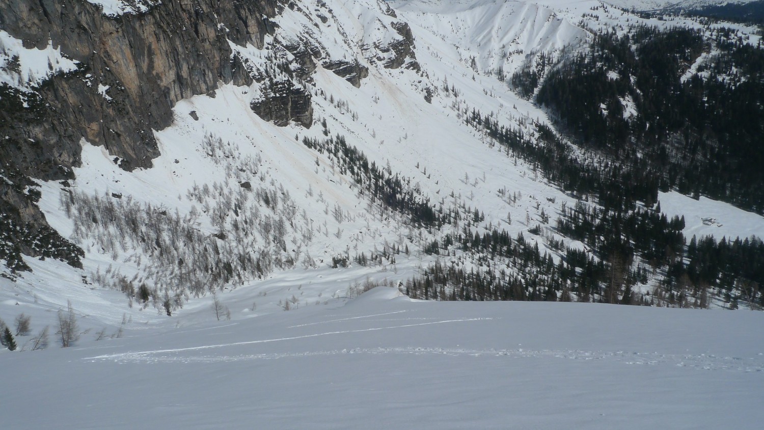 Il Rifugio Lunelli visto dal pendio sovrastante