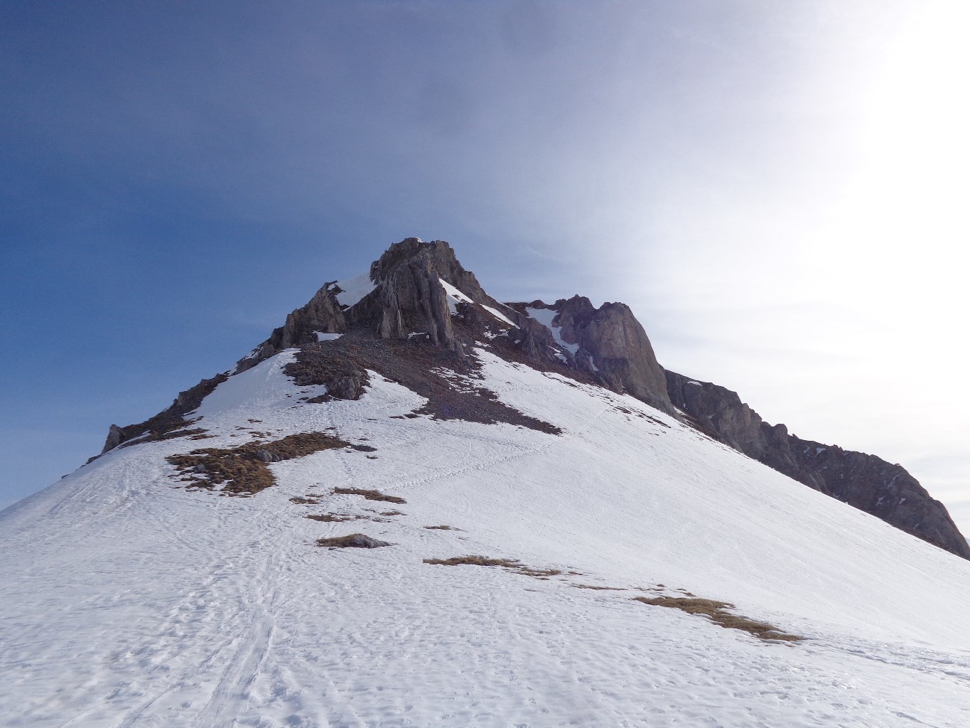 Accès encore un peu enneigé direction le sommet