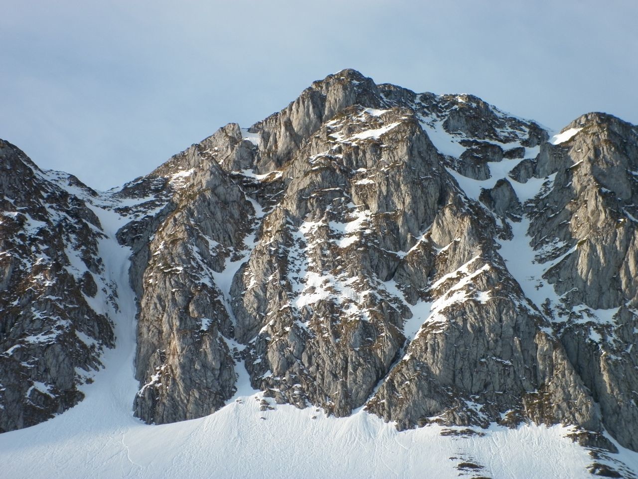 la voie juste à droite de l'évident couloir rigolo