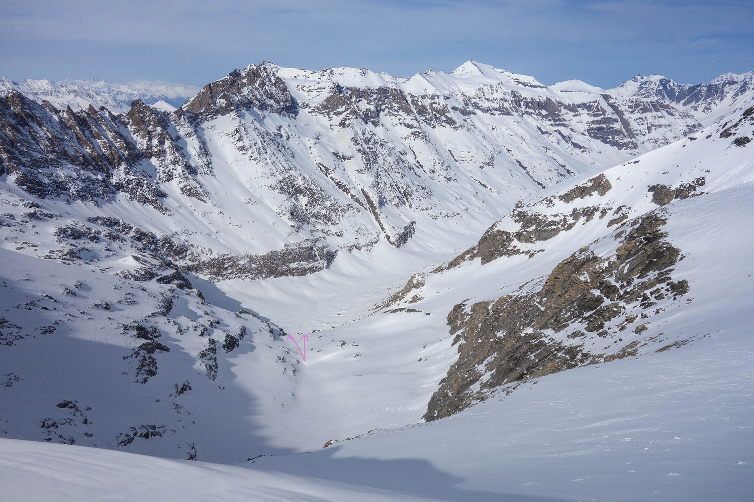 Le Vallon du Ribon vu du col des Alpins. Les SEULS passages possibles u verrou inférieur se trouvent aux endroits indiqués par les flèches