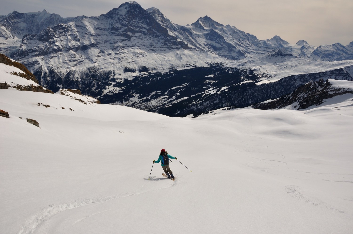 Belles pentes du Faulhorn sur fond d'Eiger...Cécile découvre les joies du "firn" !