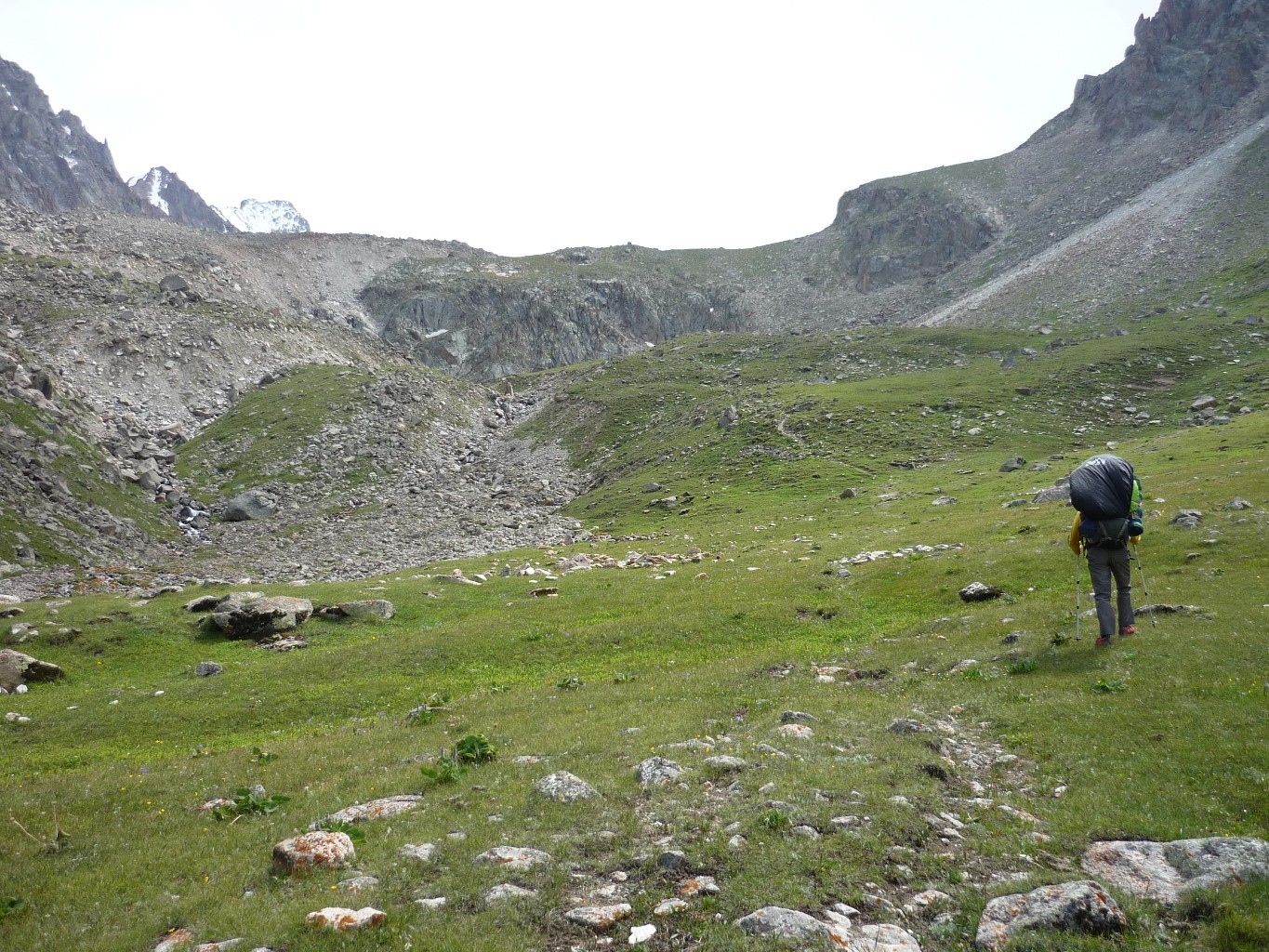 Montée tranquille vers le premier ressaut menant au refuge