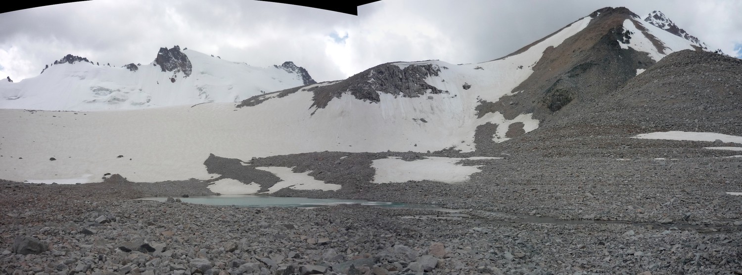 Depuis le refuge tout droit dans la pente de neige, puis à droite sur l'épaule, et le sommet tout à droite