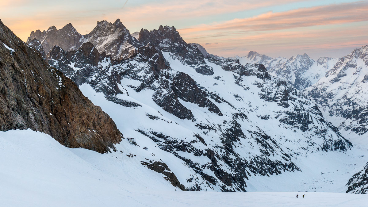 Montée à la Brèche de la Meije au lever du soleil.