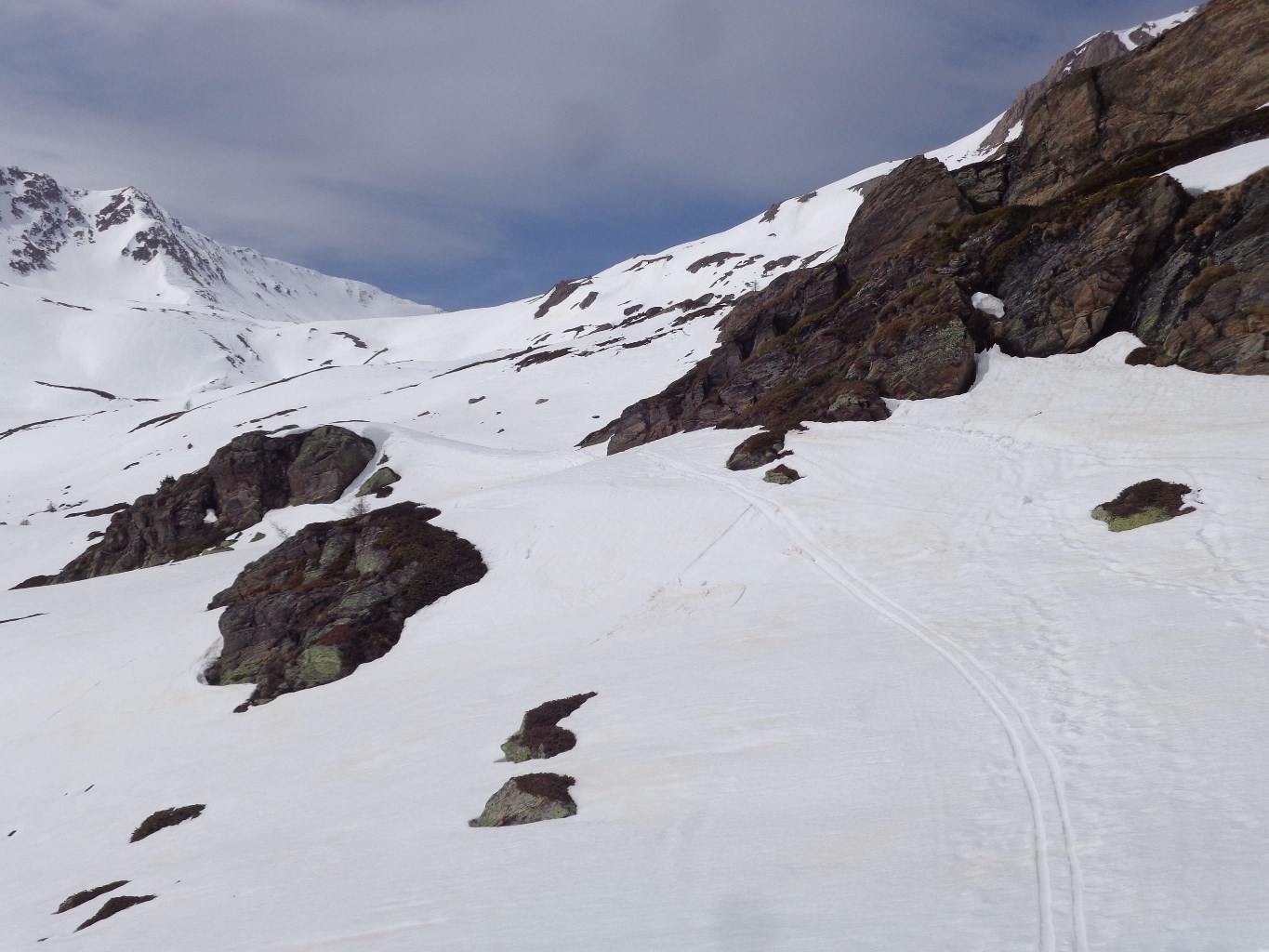 Il faut parfois skier entre les rochers pour arriver au col du Simplon