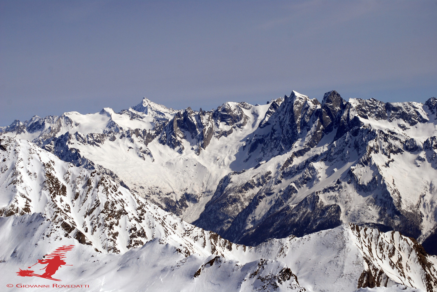 Dal Pizzo Stella 3163m vista sui coilossi granitici della Val Bondasca con il Monte Disgrazia 3678m che fa capolino