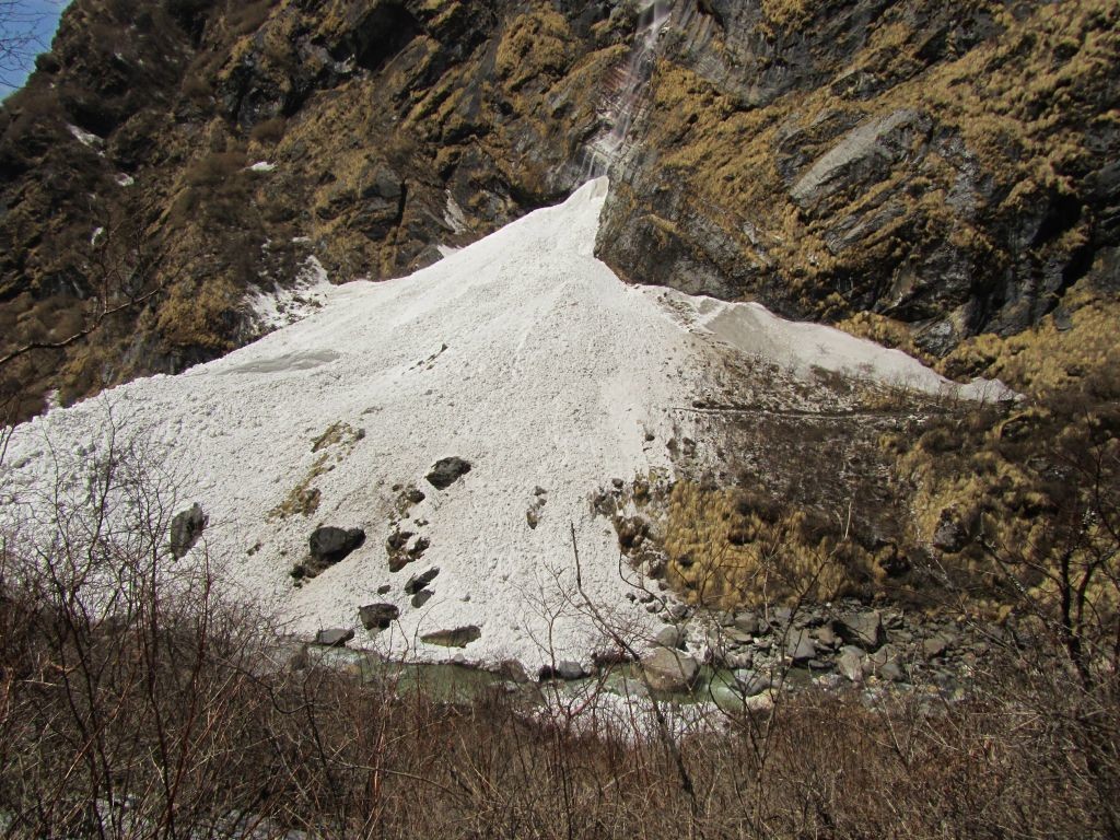 Les cônes d'avalanche de Deurali: On comprend pourquoi le sentier est dévié...