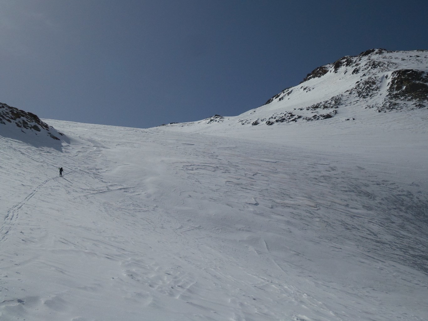 Arrivée au col et sommet à droite