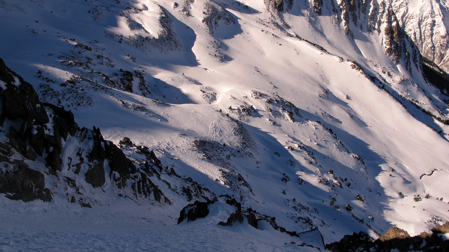 Regard en bas, depuis le milieu du couloir