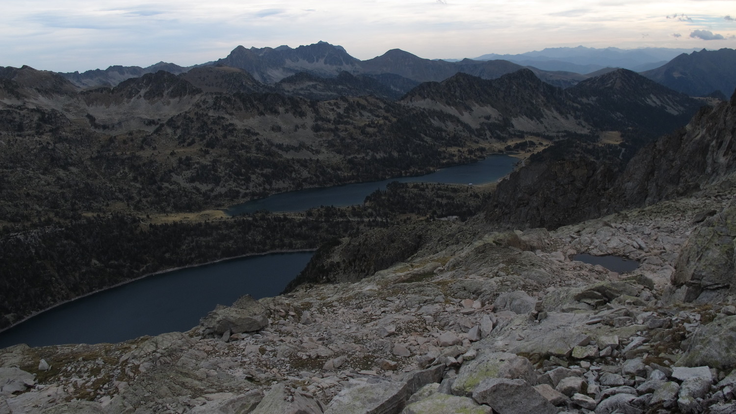 Regard en arrière vers les lacs Aubert / Aumar