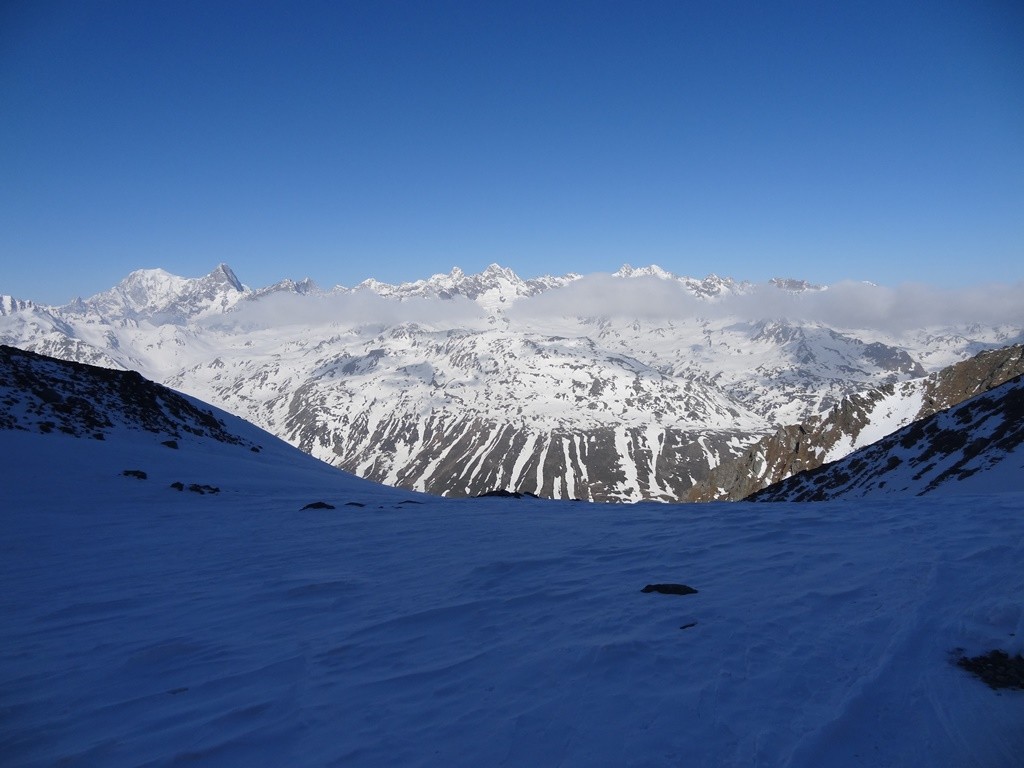 Montée à l'ombre, quelques nuages résiduels sur les Monts Telliers