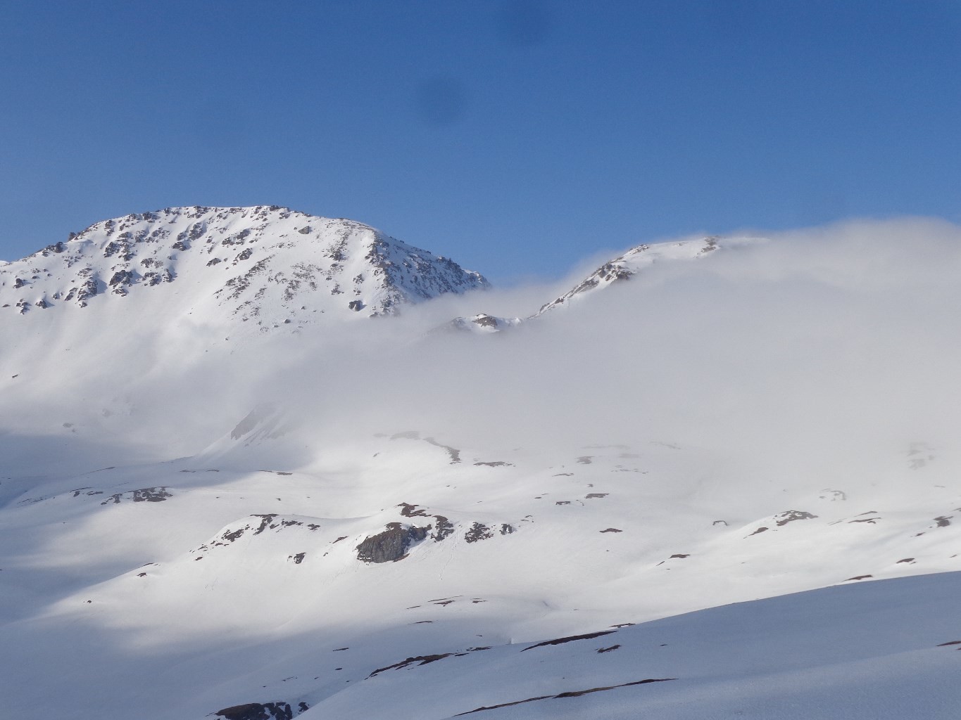 Le Galehorn à gauche et le Magehorn à peine en dehors du brouillard