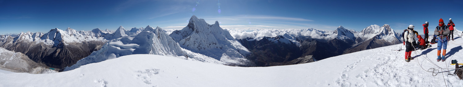 Nevado Pisco, Peru, Panorama vom Nevado Pisco, Bergsteiger schauen auf die Cordillera Blanca