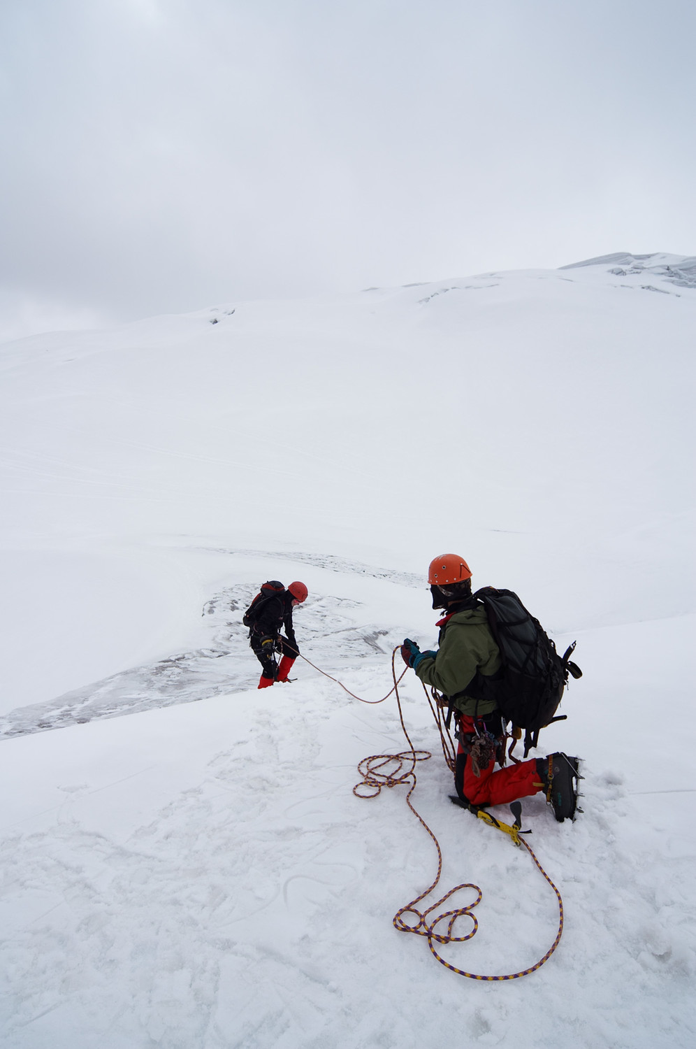 Cordillera Blanca, Peru, Bergsteiger beim Abseilen im Schnee