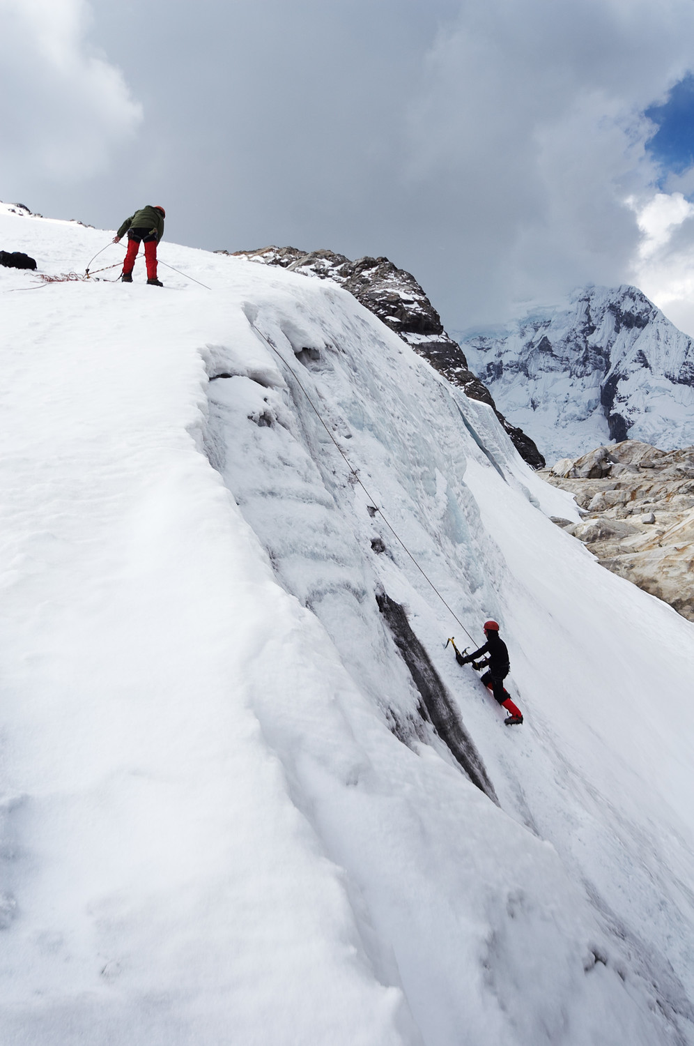 Cordillera Blanca, Peru, Bergsteiger beim Eisklettern, Hintergrund Berg Tocllaraju