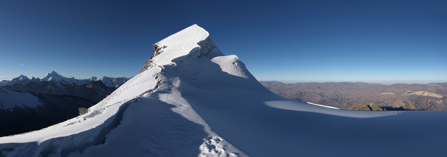 Nevado Vallunaraju, Peru, Schneebedecke Felsen des Nevado Vallunaraju, Hintergrund schneebedeckte Gletscher der Cordillera Blanca und Negra
