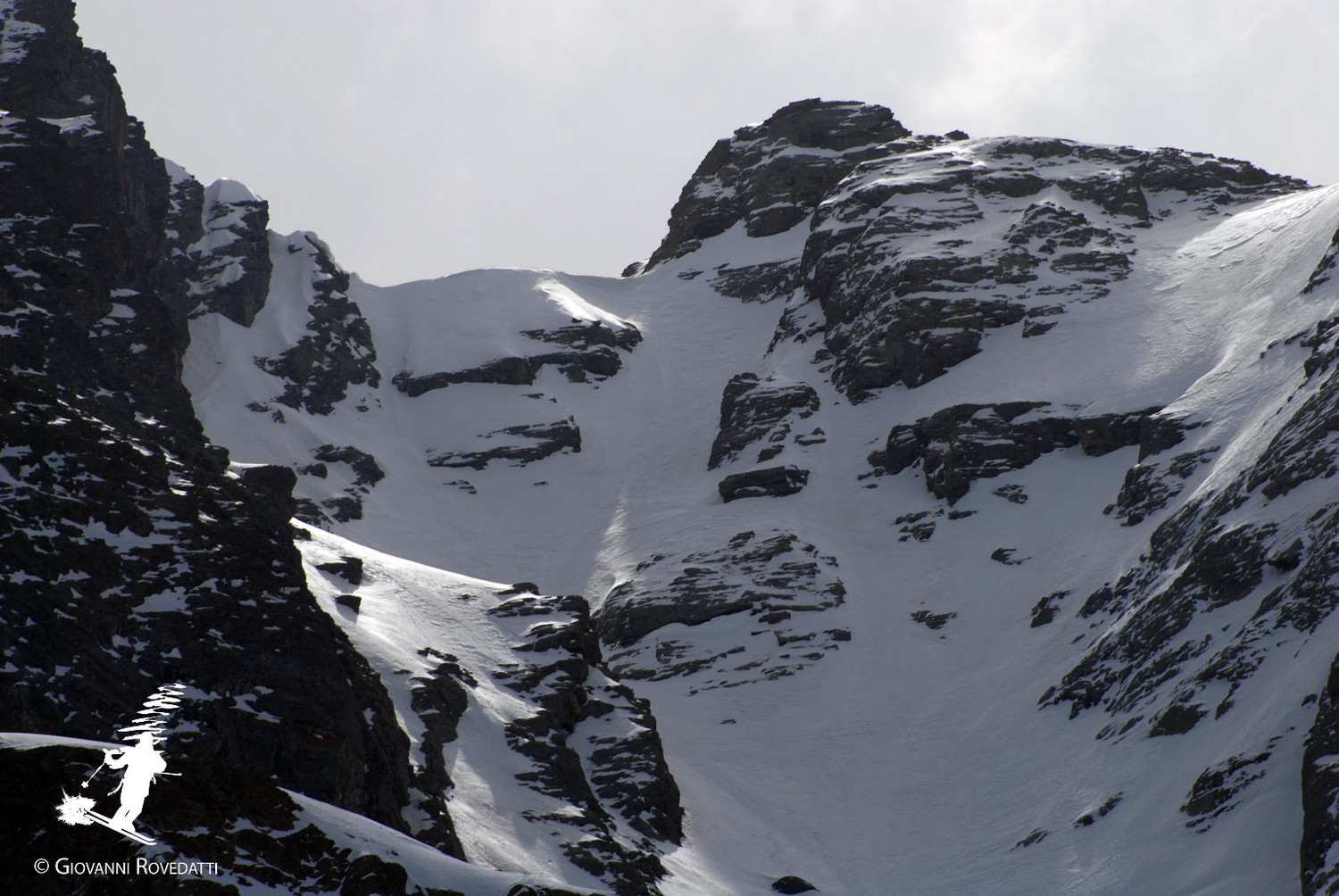 il scivolo finale al Canalone NW del Pizzo di Coca con l'anticima N, (Cima Valtellinese) e l'uscita del Canalone NW