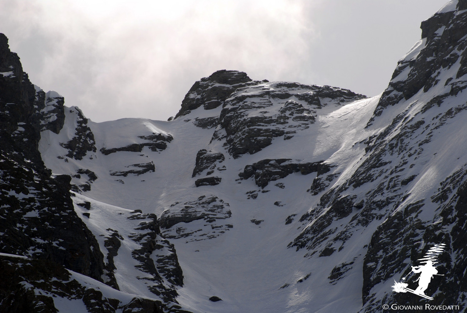 il scivolo finale al Canalone NW del Pizzo di Coca con l'anticima N, (Cima Valtellinese) e l'uscita del Canalone NW