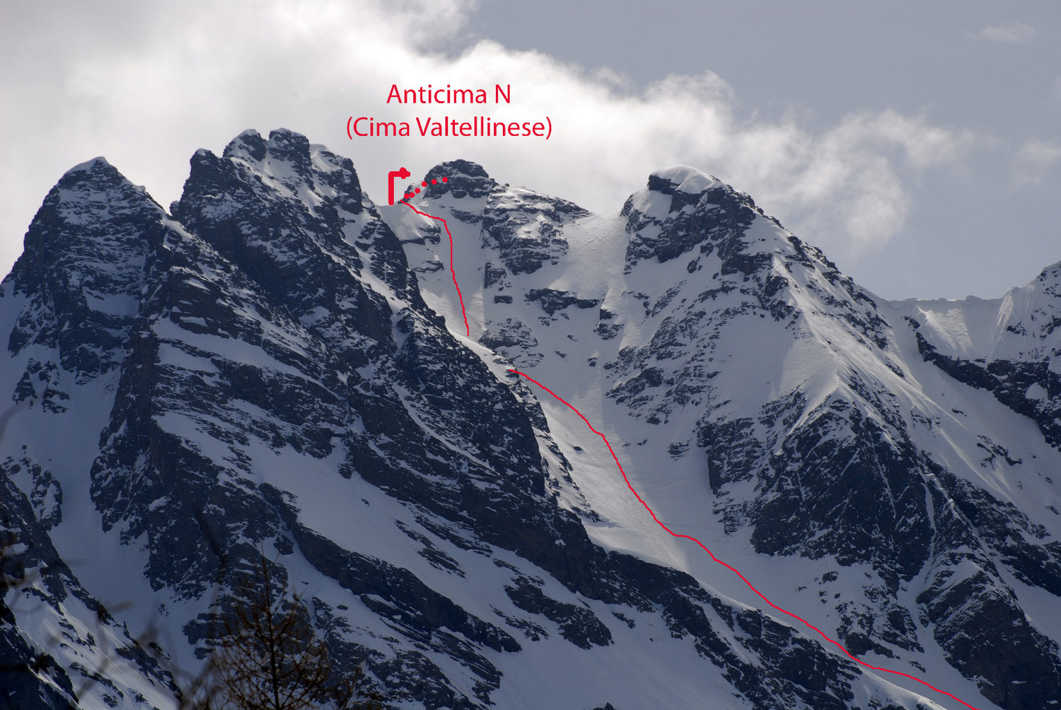 il scivolo finale al Canalone NW del Pizzo di Coca e il Canalone NW con l'anticima N (Cima Valtellinese)