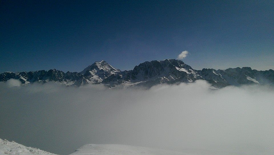 En dessus des nuages, qui se dissiperont pour la descente