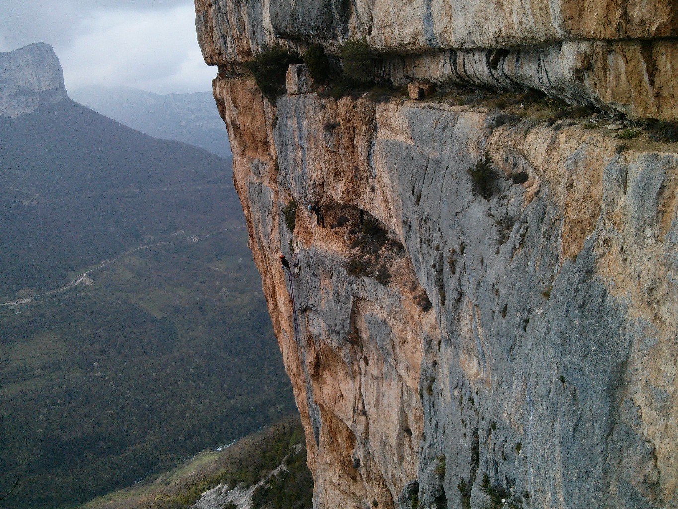 Vue du relais à la vire médiane sur la cordée voisine.