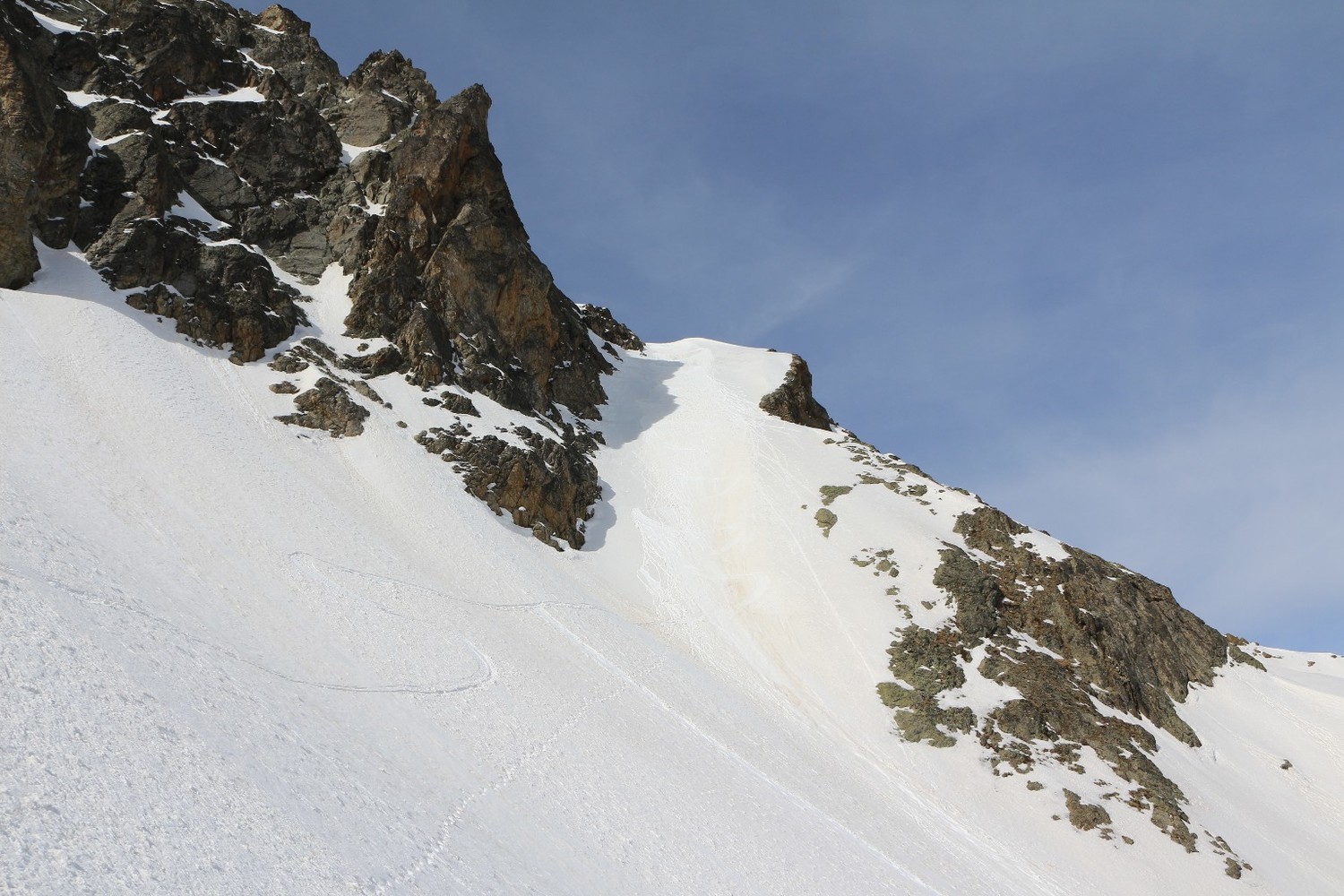 L'écharpe diagonale dans le haut de la face NE du Petit Roux