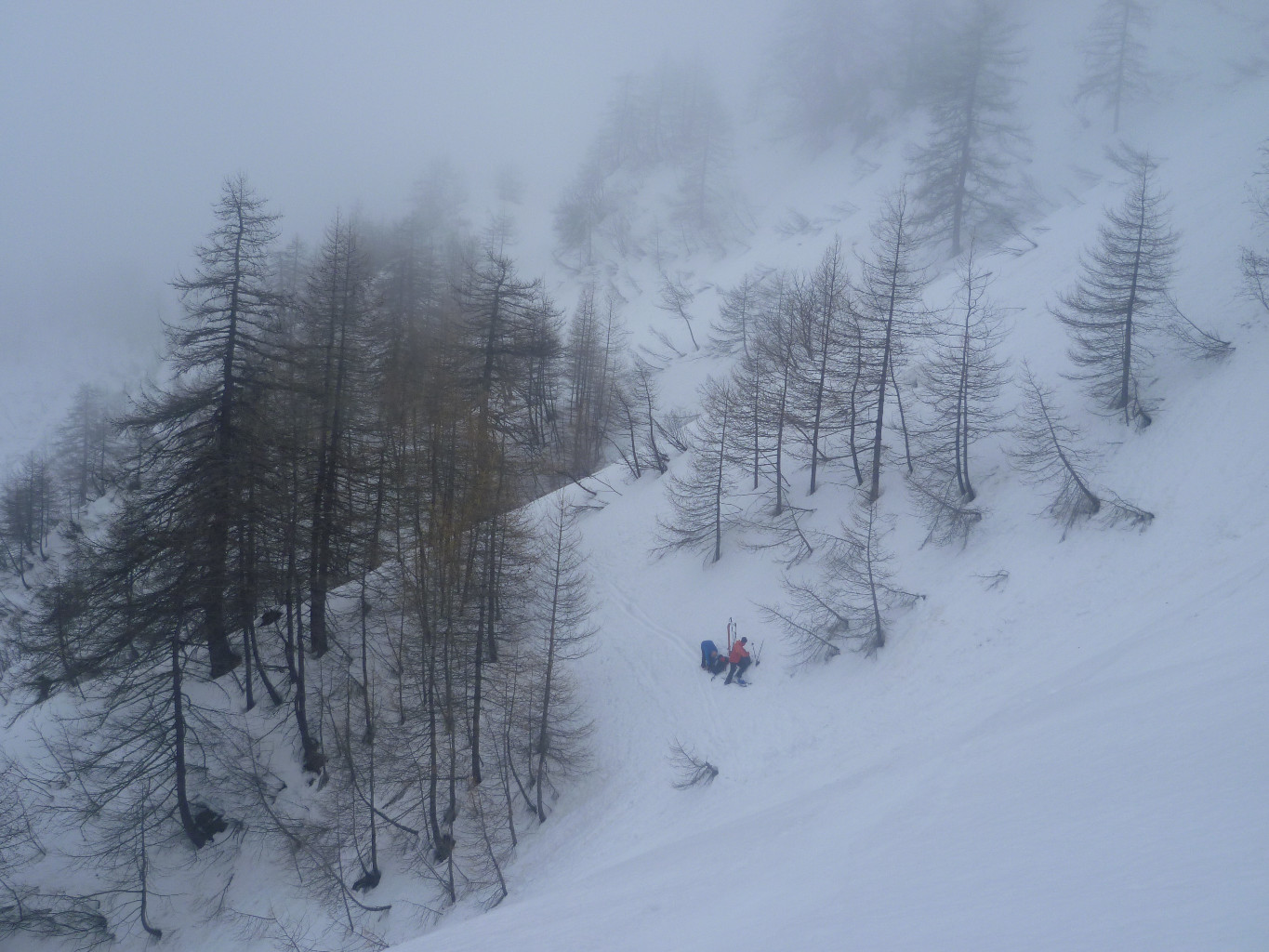 Mise des crampons pour traverser le couloir d'avalanche