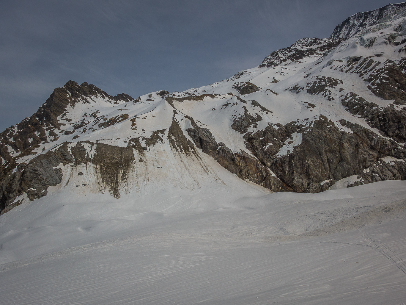 En face, le passage de la moraine qui donne accès aux beaux vallons supérieurs. Méfiance, chute de pierres possible.