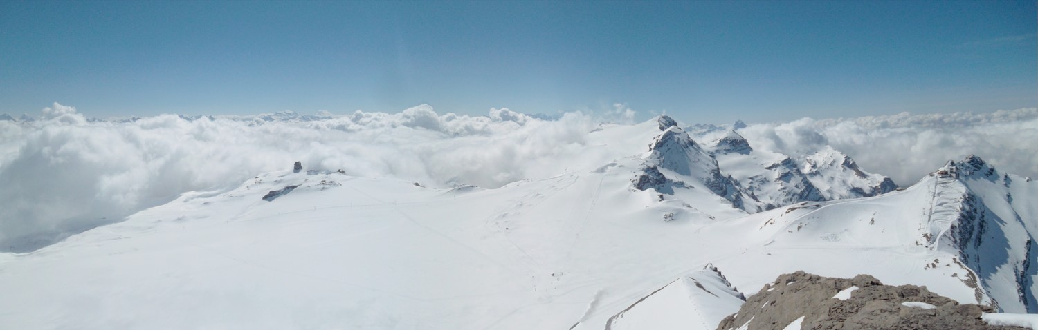 Sommet de la Becca d'Audon: vue sur le glacier de Tsanfleuron avec ses pistes de ski, la Quille du Diable, Les Diablerets et le Scex Rouge