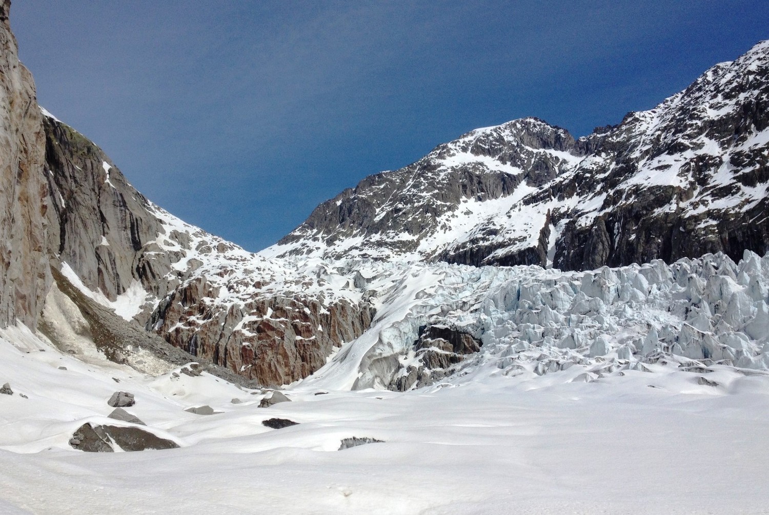 La rampe sous le point 2239 bordée de rochers et seracs