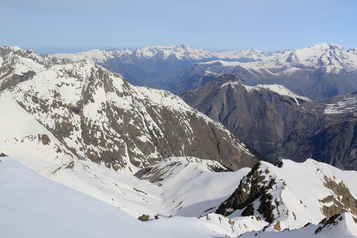 Le vallon de Chapeau Roux, l'Aiguille de Venosc et le massif de Belledonne, depuis le Petit Roux