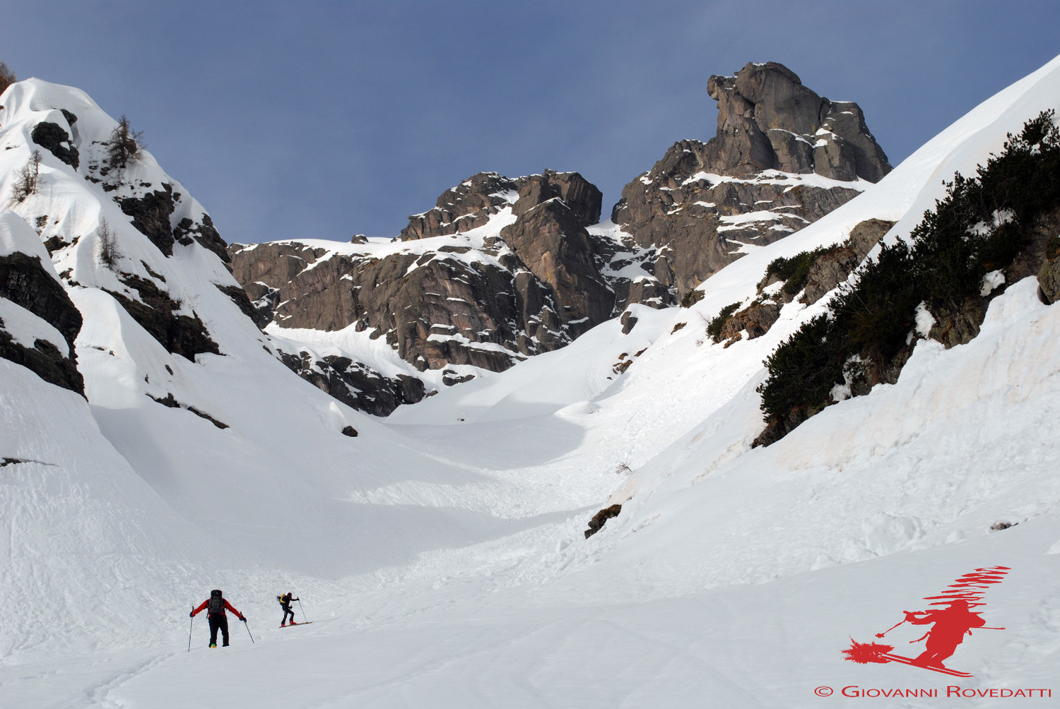 Ssalendo sotto il Torrione di Mezzaluna 2333m
