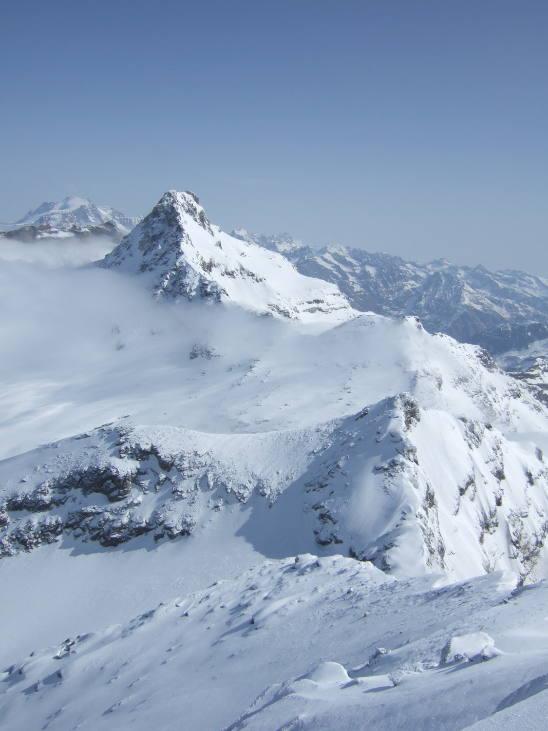 Du sommet, les pointes Clavarini et Girard et la Levanna Orientale, au fond le Grand Paradis