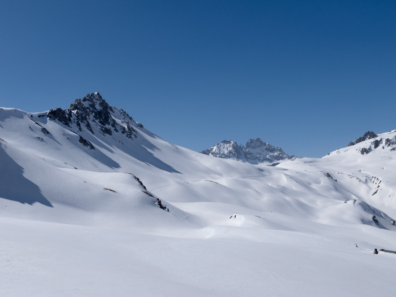 Les pentes NO de la Gringoil (à gauche du col de la vallée étroite)
