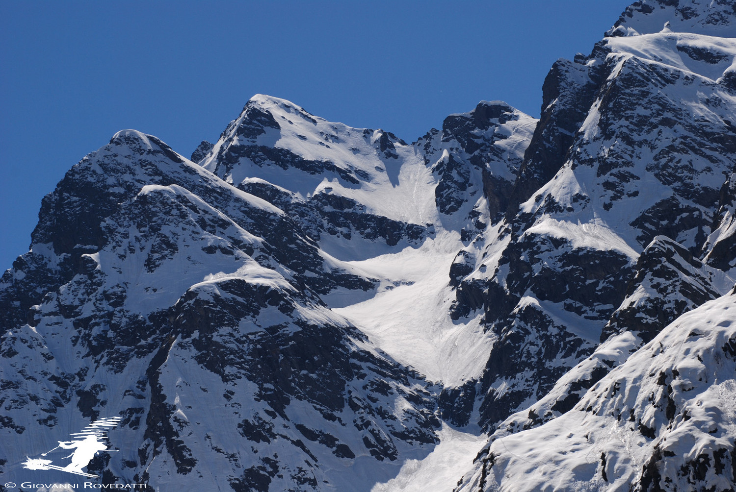 Il Pizzo di Scotes 2978m versante N la parte medio alta del Vallone, con in basso la barra rocciosa di 2260m
