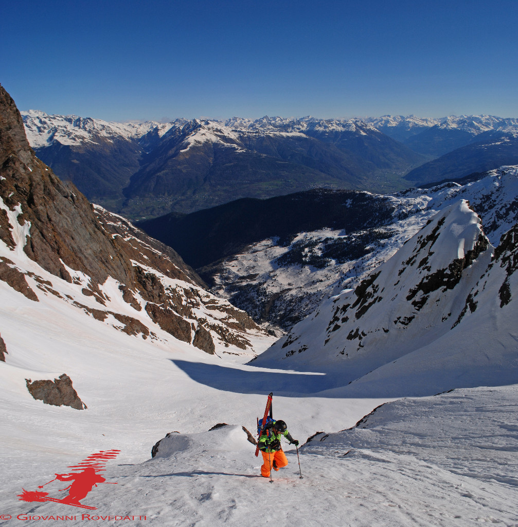 Salita lungo la parete N del Pizzo di Scoptes con vista sul bel vallone appena percorso e sulle Alpi Retiche