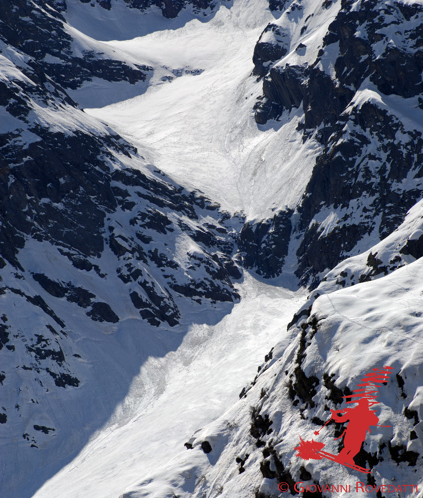 la barra rocciosa che sbarra l'accesso ai pendii supriori a quota 2260m, ( il passaggio chiave di tutta la salita) visto da Foppi 1320m ca