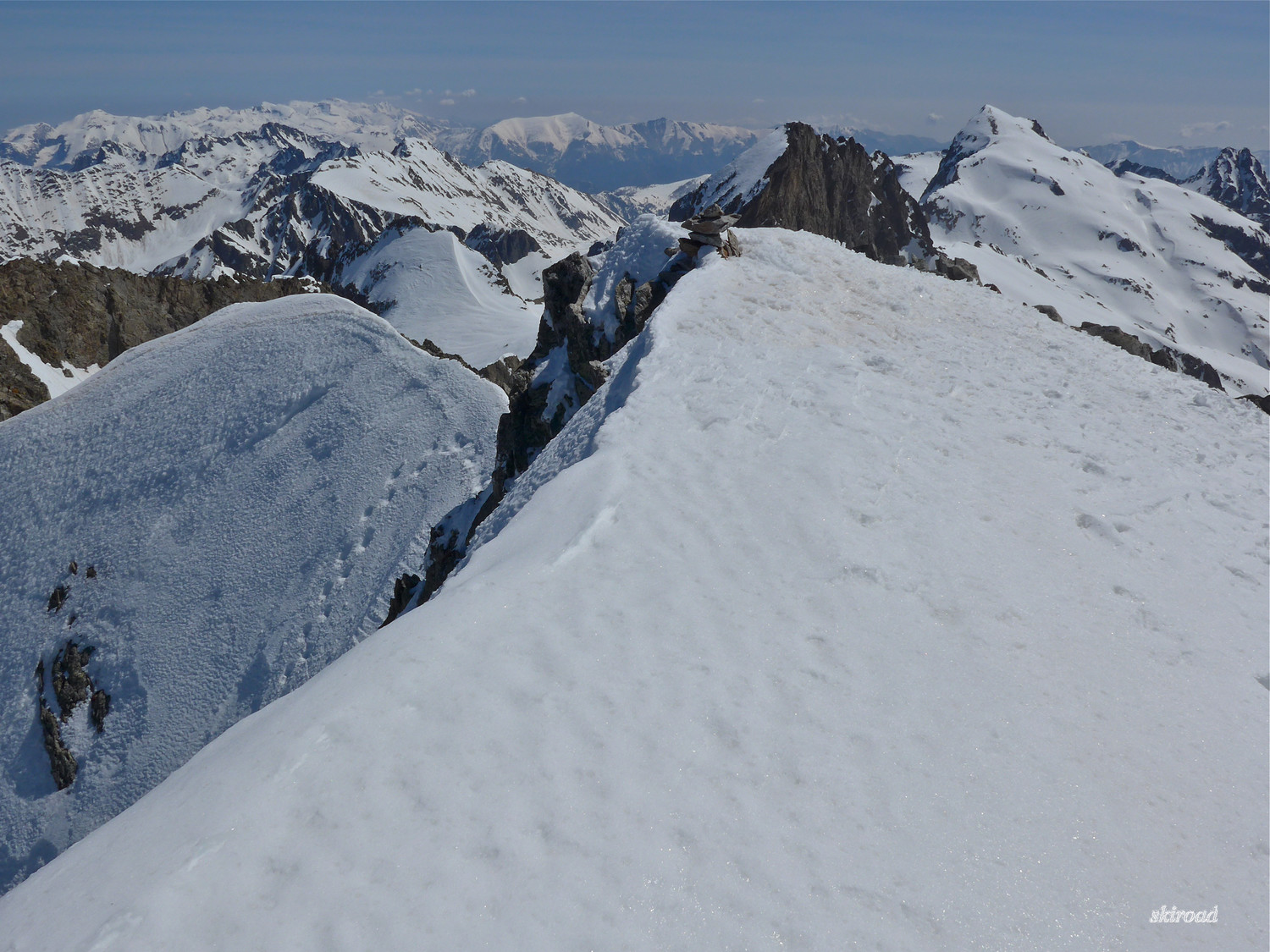 Balcon du Gélas et le haut du Couloir des Italiens avec diverses traces.