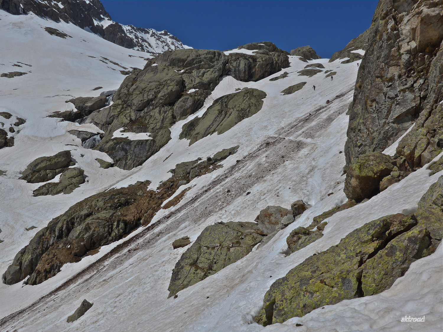 Mur des Italiens, il faut traverser une coulée de terre et cailloux au passage on affute les carres.