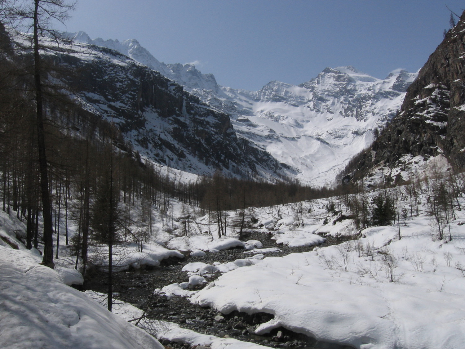 La lunga valle da percorrere per salire al bivacco