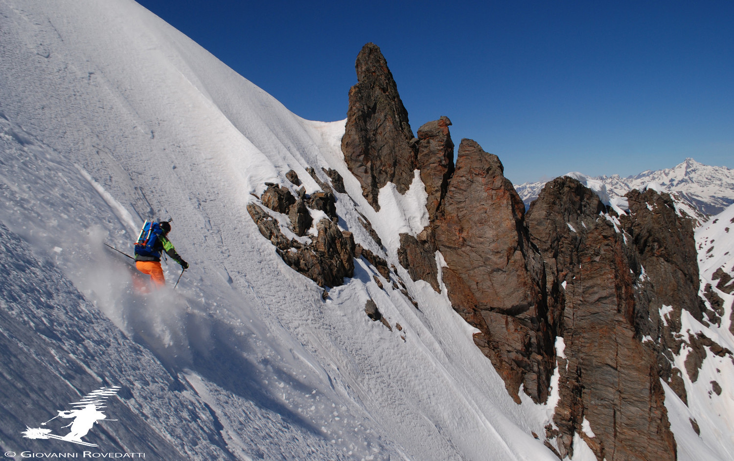 Valentino lungo la parete N del Pizzo di Scotes, con gli estetici denti rocciosi della quota 2879m