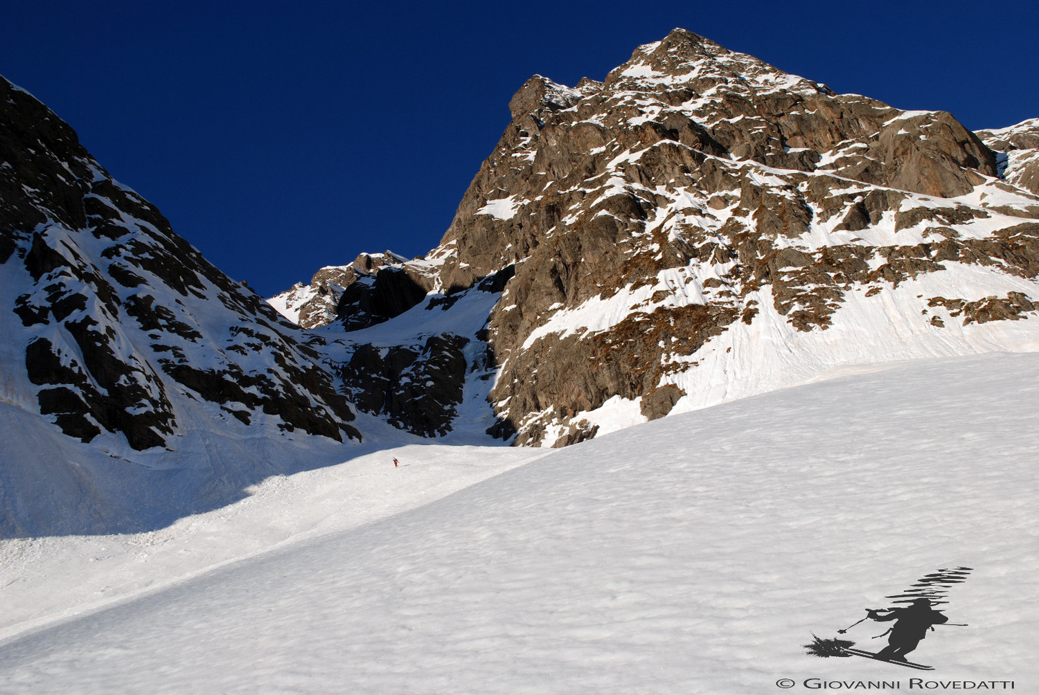 Il passaggio chiave di quota 2260m si avvicina, con gli avancorpi rocciosi orientali del Pizzo degli Uomini