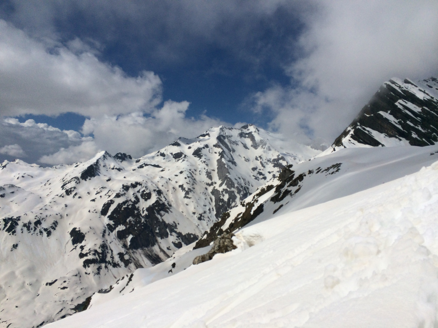 Tapou et vignemale dans les nuages