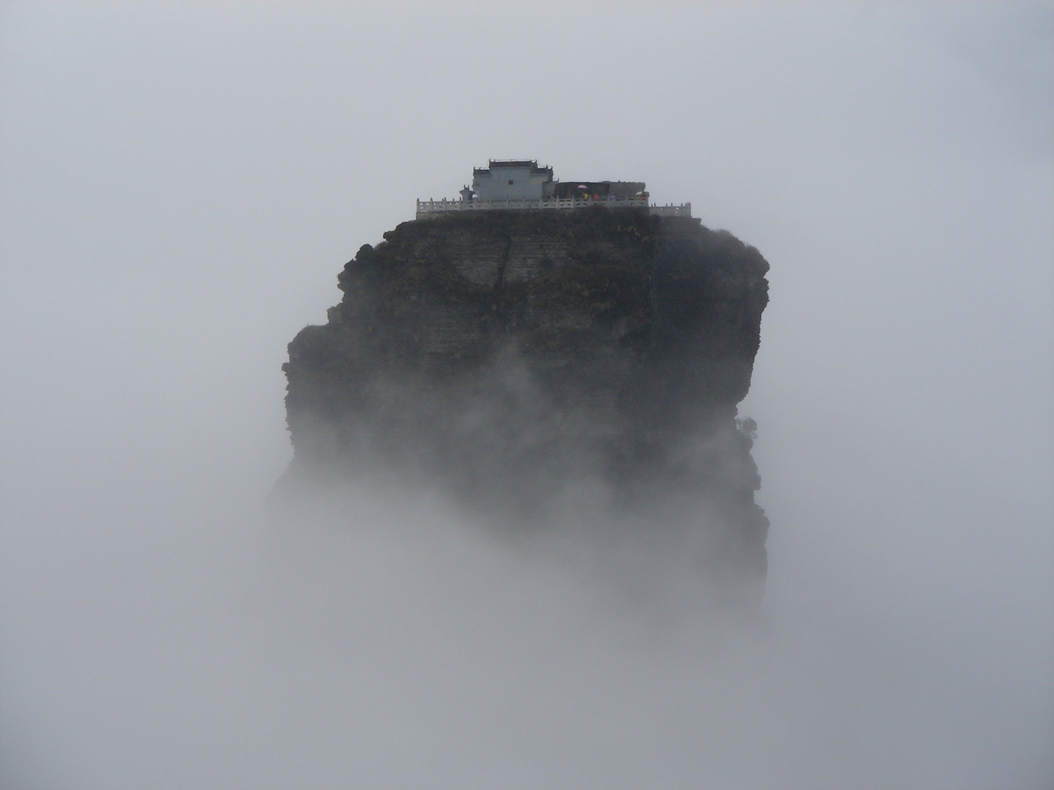 Fanjingshan : un temple dans la brume