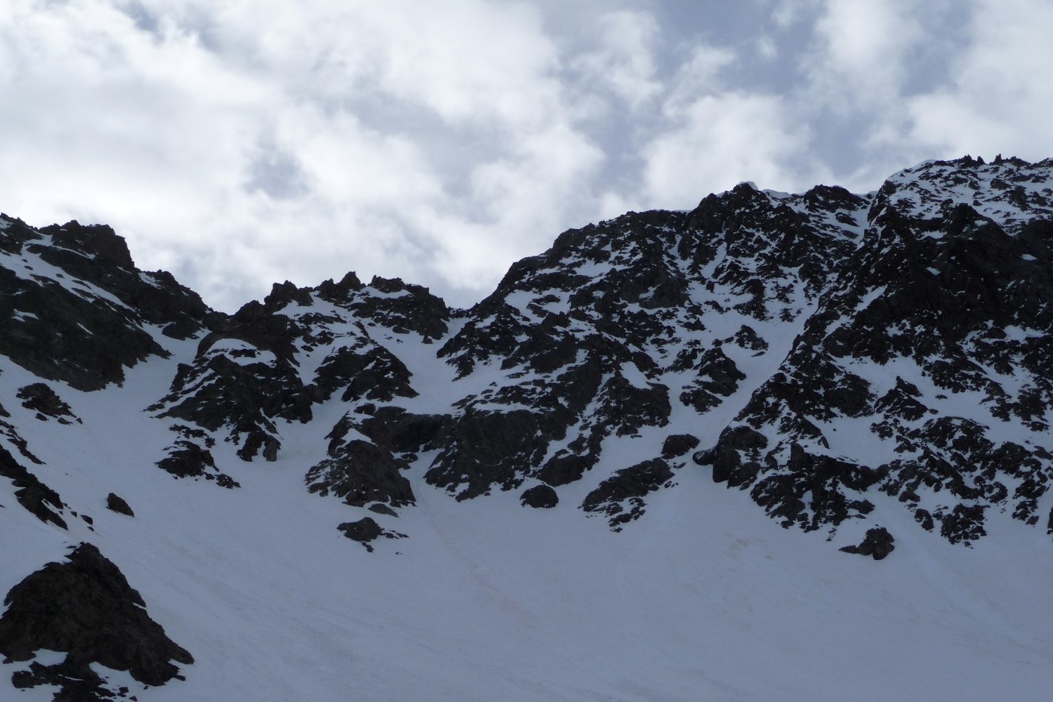 Le couloir se dévoile sur la droite.