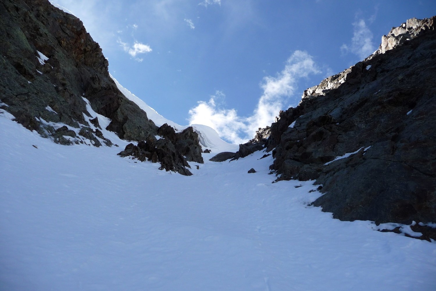 La fin approche. Le chaussage se fera à droite des rochers.